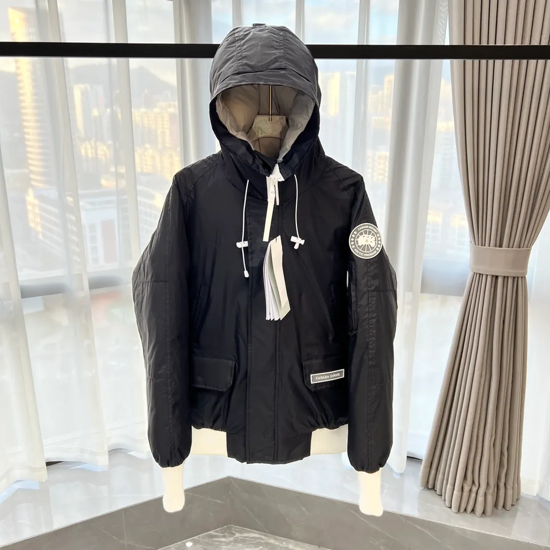 P780 𝗖𝗔𝗡𝗔𝗗𝗔 𝗚𝗢𝗢𝗦𝗘｜Canada Goose Glacier THE ICONS series Chilliwack bomber jacket 7999U1 Product color: black, white, dawn blue, pink, mood blue Size: S, M, L, XL, XXL Description: The Chilliwack bomber jacket was originally designed for pilots in the uninhabited areas of northern Canada. It is durable, warm and easy to move, which can meet the needs of pilots working in the Arctic waterways. Chilliwack's iconic style remains popular and is a popular jacket from Canada Goose. The Northern Lights capsule collection is reimagined in rich hues inspired by the stunning colors of Canada's north. The Glacial Haze capsule series is improved with an eye-catching and layered color series, giving people the feeling of being caught in the mist around icebergs and glaciers. Material list: 1⃣ Original custom-made double plain 9500-100% nylon nylon fabric 2⃣ Original YKK zipper, not a sub-factory product 3⃣ National standard 80% widely inspected white duck down, (ZP uses 80% white duck down/everything that boasts 90% is fake) Material analysis characteristics: 1⃣ Original factory/9500-100% nylon100% nylon Lurex yarn is actually 100% nylon. Nowadays, there are few pure ones. Most of them are mixed with cotton or polyester. Our top-quality original version is developed in accordance with ZP and uses the same material. 2⃣ As we all know, the original version uses 80% white duck down. The fill power refers to the cubic inches of volume occupied by each ounce (30 grams) of down under certain conditions. If one ounce of down occupies 500 cubic inches, the fill power of the down is 500. So we can simply understand it as: fill power is the volume of down, and the volume of down is fill power. The higher the fill power of down, it means that under the same filling amount, down can fix a larger volume of air layer to keep warm and insulate, so the warmth retention of down is better.